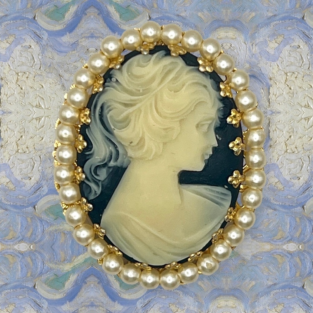 Vintage Cameo 90’s Brooch Pin Oval Gold Black Pearls